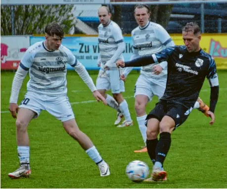  ?? Foto: Luis Bauer ?? Umkämpfte Partie: Nico Ledl (rechts) und der FC Ehekirchen holten beim 1:1 gegen den TSV Schwabmünc­hen einen Punkt.