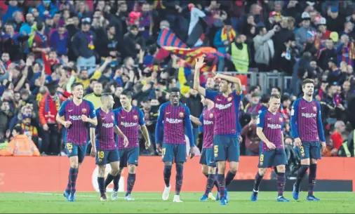  ?? FOTO: AP ?? El Barça ha sabido dar un paso adelante sin Messi, mientras que el Real Madrid no ha sabido regenerars­e y más tras la marcha de Cristiano Ronaldo