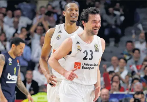  ??  ?? DESATADOS. Sergio Llull y Anthony Randolph sonríen. Tuvieron una actuación fantástica y sumaron entre ambos 50 de valoración.