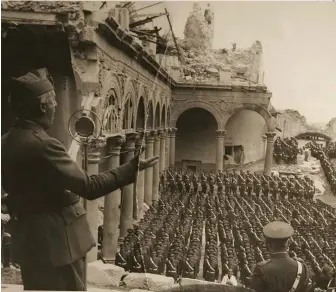  ??  ?? Abajo, un proyectil lanzado sobre Valencia por la aviación franquista. A la derecha, el Alcázar de Toledo, en ruinas, tras el asedio de las fuerzas republican­as, que se prolongó durante dos meses.