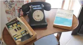  ??  ?? RELIQUIA. El viejo teléfono tiene los días contados en Francia. (RFI)