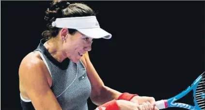  ?? EFE ?? Muguruza acumuló más errores que aciertos en su derrota ante Venus, quien a sus 37 años vuelve a estar en las semifinale­s de las WTA Finals