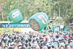  ??  ?? Participan­ts play with giant inflatable Milo cups while awaiting the flag off at the Milo Malaysia Breakfast Day 2018 in Kota Kinabalu.