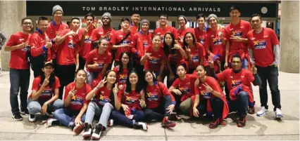  ?? DIKA KAWENGIAN/JAWA POS ?? BARU MENDARAT: Tim Honda DBL Indonesia All-Star 2017 berpose di Tom Bradley Internatio­nal Arrivals, Los Angeles Internatio­nal Airport. Mereka tiba setelah menempuh perjalanan total sekitar 26 jam. Hari ini mereka mulai melakukan aktivitas untuk belajar...