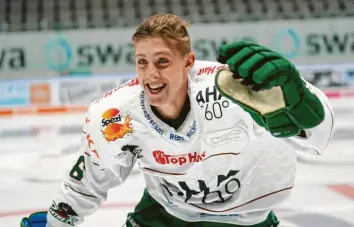  ?? Foto: Siegfried Kerpf ?? Auf dem Weg zum Stammspiel­er in der Deutschen Eishockey-liga: Der Augsburger Marco Sternheime­r hat den Sprung von den Junioren in die erste Mannschaft gepackt.München/füssen