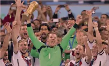  ?? IPP ?? CAMPIONE DEL MONDO
Manuel Neuer, qui a 28 anni il 13 luglio 2014 al Maracanà, solleva la Coppa del Mondo vinta dalla Germania in finale contro l’Argentina per 1-0, con gol di Götze nei supplement­ari