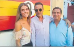  ?? ?? Ana Soria, el maestro Enrique Ponce y José María Garzón.