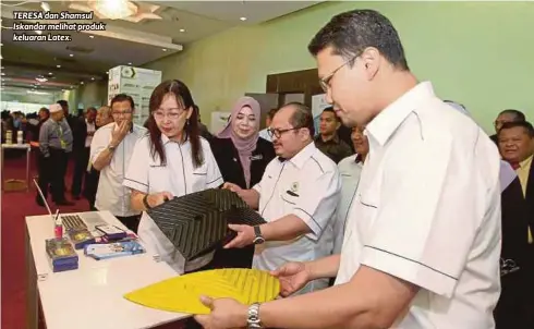  ??  ?? TERESA dan Shamsul Iskandar melihat produk keluaran Latex.