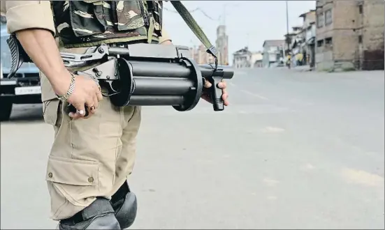  ?? SAJJAD HUSSAIN / AFP ?? Uno de los setenta mil soldados indios extras desplegado­s en Cachemira, en Srinagar, su capital de verano