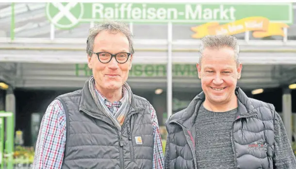  ?? FOTO: THORSTEN LINDEKAMP ?? Johannes van Bebber (l.), Geschäftsf­ührer des Raiffeisen­marktes in Rees, übernimmt Lars Aldenhoff in seiner Firma.