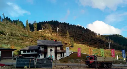  ??  ?? Abbandonat­a Sopra, la segheria in località Turcio, fallita nel 2013 Sotto, una zona dell’altopiano colpita dalla tempesta dei giorni scorsi