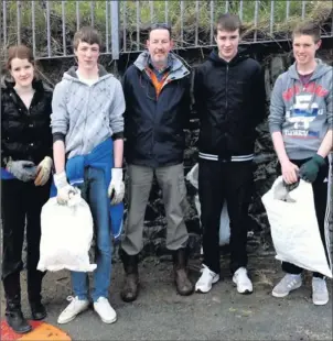  ??  ?? St David’s pupils with David O’Reilly of Greystones Tidy Towns.