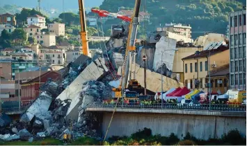  ?? Foto: Luca Zennaro, dpa ?? Es wird vermutet, dass noch bis zu 20 Vermisste unter den Trümmern der eingestürz­ten Brücke liegen.