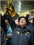  ?? Foto: Mindjazz Pictures ?? BVB Fan Joachim Król reist den Ur sprüngen eines Stadionhit­s nach – und landet in Ungarn.