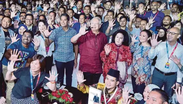  ?? PIC BY MOHD YUSNI ARIFFIN ?? Prime Minister Datuk Seri Najib Razak and his wife, Datin Seri Rosmah Mansor, at the TN50 Youth Canvas event last week. With them is Youth and Sports Minister Khairy Jamaluddin.