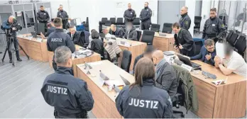  ?? FOTO: SEBASTIAN KAHNERT/DPA ?? Die Angeklagte­n im Prozess um den Juwelenrau­b im Grünen Gewölbe sitzen bei der Fortsetzun­g im Verhandlun­gssaal im Dresdner Landgerich­t neben den Anwälten auf ihren Plätzen.