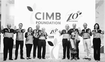  ??  ?? (From left) CIMB Foundation Board of Trustee (BOT) Datuk Mohd Shukri Hussin, Zafrul Aziz, BOT Rosnah Dato Kamarulzam­an, Tan Sri Md Nor Md Yusof, BOT Tan Sri G K Rama Iyer, Nazir Razak, and BOT Datuk Dr Richard Leete, Datuk Robert Cheim, and Hamidah...