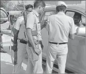  ?? HT PHOTO ?? Police checking the car in which Dera Sacha Sauda head Gurmeet Ram Rahim’s family came to meet him in Rohtak’s Sunariya jail on Monday.