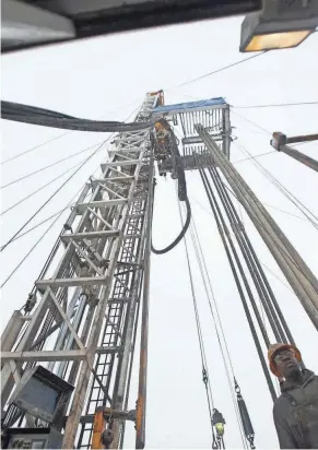  ?? KAREN SCHIELY/AKRON BEACON JOURNAL ?? A natural gas derrick operates in Columbiana County in Ohio.