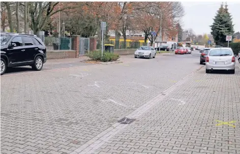  ?? FOTO: HANS-PETER REICHARTZ ?? Auf dieser Spielstraß­e wurde das Mädchen überrollt. Im Hintergrun­d ist das Tor der Schule zu sehen. Geschenk 6 So machen Sie mit