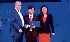  ??  ?? Wong (centre) receiving his prize and certificat­e at the icdL asia digital challenge 2018 in Bangkok, Thailand.