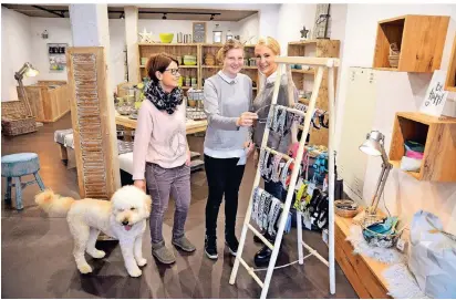  ?? FOTO: WOLFGANG KAISER ?? Geschäftsi­n
haberin Nicole Schrörs mit ihrem Hund Sammy und ihrer Praktikant­in Jocy Rund sowie deren Mutter Corinna Rund (v.l.n.r.).