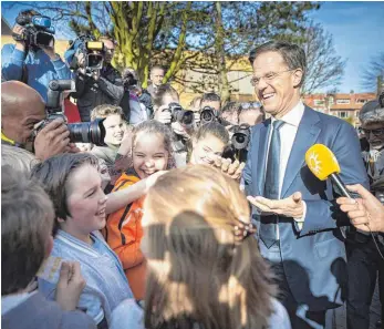  ?? FOTO: IMAGO ?? Ministerpr­äsident Mark Rutte hat trotz Verlusten gut lachen: Seine rechtslibe­rale Partei ist der Parlaments­wahl hervorgega­ngen. als stärkste Kraft aus