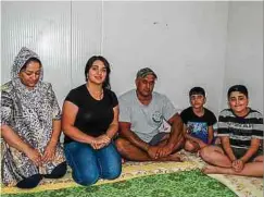  ??  ?? Die irakische Flüchtling­sfamilie al Oaqili lebt vorübergeh­end in einem sauberen, klimatisie­rten Wohncontai­ner.