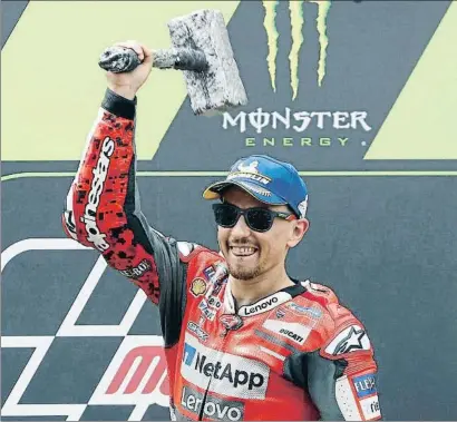  ?? ANDREU DALMAU / EFE ?? Lorenzo celebró su segundo triunfo con Ducati luciendo el martillo con el que metafórica­mente machaca