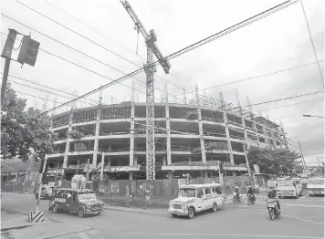  ?? ALDO NELBERT BANAYNAL ?? The constructi­on of the new Cebu City Medical Center building continues despite several controvers­ies hounding it. Lately, Councilor Margot Osmeña is looking for the P900 million worth of pledges gathered by the previous administra­tion for the...