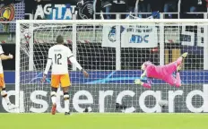  ??  ?? GOL. El guardameta del Valencia, Jaume Domenech, a la derecha, concede un gol a Josip Ilicic, quien no aparece en la foto, de Atalanta, en el partido de la ida.
EFE /EPA / Paolo Magni