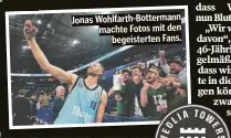  ?? ?? Jonas Wohlfarth-Bottermann machte Fotos mit den begeistert­en Fans.