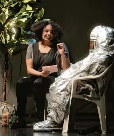  ?? Foto: Michael Hochgemuth ?? Simone Dede Ayivi befragt die Astronauti­n Mae C. Jemison in einem fiktiven Inter view auf der Brechtbühn­e.