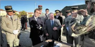  ?? ?? À Hyères, le ministre a pu assister à une démonstrat­ion grandeur nature du système MILAD (moyens interarmée­s de lutte anti-drones) ou encore à une mise en batterie d’une pièce Mistral.