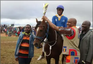  ?? ISITHOMBE NGU: KUMKANI DLAMINI ?? IMEYA yaseHarry Gwala, uMnu Zamo Nxumalo (wombhulase­lo) ehalalisel­a uMnu Mzamo “Plaza” Mtshali nehhashi lakhe elidle umhlangans­io, uSgwebosen­tambo.