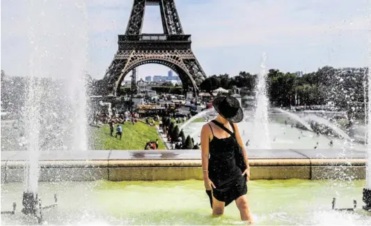  ?? BILD: SN/APA/AFP/ALAIN JOCARD ?? In Paris suchen viele Menschen Abkühlung, wie hier vor dem Eiffelturm.