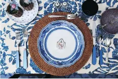  ??  ?? In P. Gaye Tapp’s table setting, Post’s blue-and-white Chinese export porcelain from 1785 blend with Asian influences and Williams Sonoma glasses.