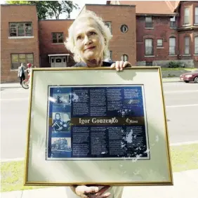  ?? JEAN Levac/postmedia News ?? Evy Wilson, daughter of Soviet spy defector Igor Gouzenko, holds a replica of the plaque
that was unveiled in her father’s honour and erected in Ottawa.