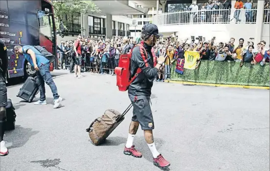  ?? FC BARCELONA ?? El davanter Neymar saludant uns aficionats en l’arribada del Barcelona al seu hotel a Washington