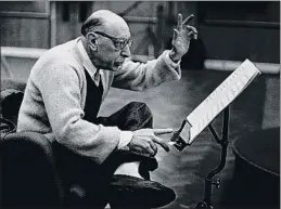  ?? HULTON DEUTSCH / GETTY ?? El compositor Igor Stravinsky frente a una de sus partituras
