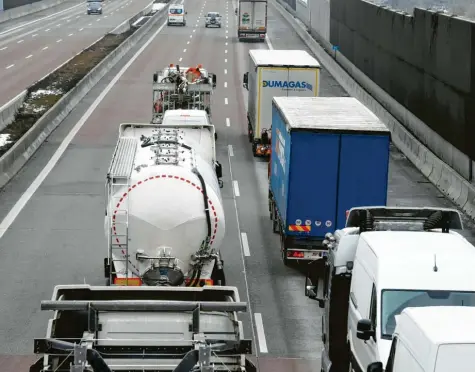  ?? Foto: Marcus Merk ?? Das Bild zeigt eine typische Situation auf der A8: Lastwagen fahren mit einem zu geringen Abstand hintereina­nder her. Vor allem bei Überholman­övern wird immer wieder zu dicht aufgefahre­n, um den Windschatt­en des Vordermann­s zu nutzen.