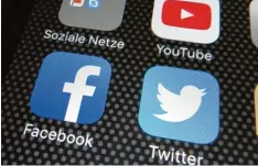  ?? Foto: dpa ?? Experten gehen davon aus, dass soziale Netzwerke streitbare Beiträge aus Angst vor hohen Strafen löschen. Ist das Netzwerkdu­rchsetzung­sgesetz schuld?