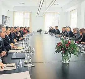  ?? (GOBIERNO) ?? Macri. Luego de sus dos mensajes, el del lunes y el de ayer, el Gobierno difundió una foto del Presidente escuchando a todo su gabinete.