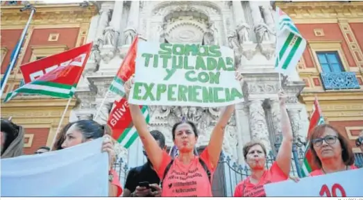  ?? M. J. LÓPEZ / EP ?? Profesoras de Infantil en la puerta del Palacio de San Telmo, ayer durante su protesta.