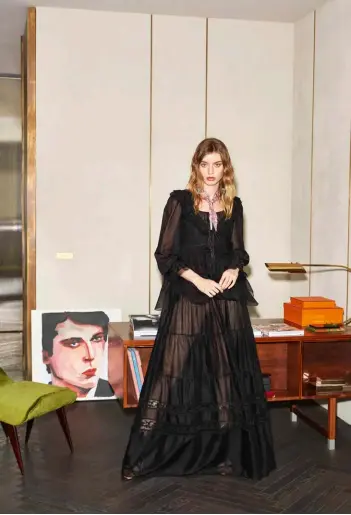  ??  ?? En esta página, Giulia Maenza, con total look de Dsquared2, en una de las estancias de la casa de invitados, con importante­s obras de arte y diseño vintage; y dos detalles de una de las habitacion­es. En la página anterior, la modelo, también con prendas y accesorios de la firma, en las espectacul­ares escaleras centrales de la casa; y una vista de la zona de estar, con butacas gemelas frente a la chimenea.