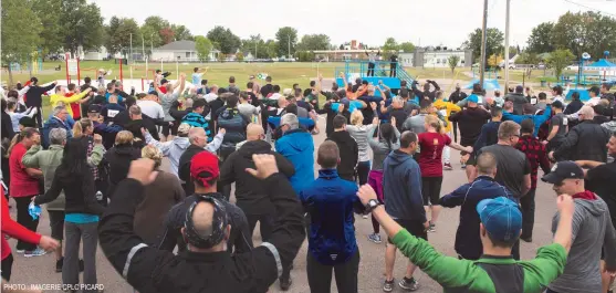  ?? PHOTO : IMAGERIE CPLC PICARD ?? Plus de 350 personnes ont pris le départ de la Course de Bagotville après avoir participé à la période d’échauffeme­nt animée de façon très dynamique par l’équipe PSP.