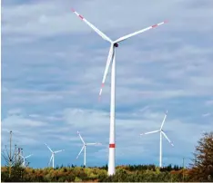  ?? Archivfoto: Bernhard Weizenegge­r ?? Ein häufiger Anblick: Wie hier bei Jettingen Scheppach gibt es in Deutschlan­d viele Windkrafta­nlagen. Nicht aber im Landkreis Neu Ulm.