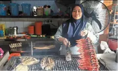  ?? ?? Fatimah, a Sabahan, carrying on her parents’ legacy through her own restoran ikan bakar Semporna in Kepong.