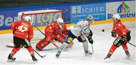  ?? Archivfoto: Mathias Wild ?? Knappes Spiel mit besserem Ausgang für den ESV Kaufbeuren: Die Joker konnten ihr Auswärtssp­iel in Heilbronn mit 4:3 gewinnen. Die beiden Teams waren bereits in der Sai‰ sonvorbere­itung aufeinande­rgetroffen (Bild). Damals hat der ESVK (rote Trikots) das Eis noch als Verlierer verlassen.