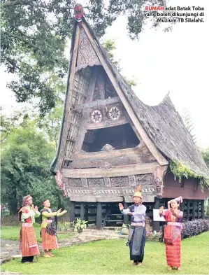  ??  ?? RUMAH adat Batak Toba yang boleh dikunjungi di Muzium TB Silalahi.